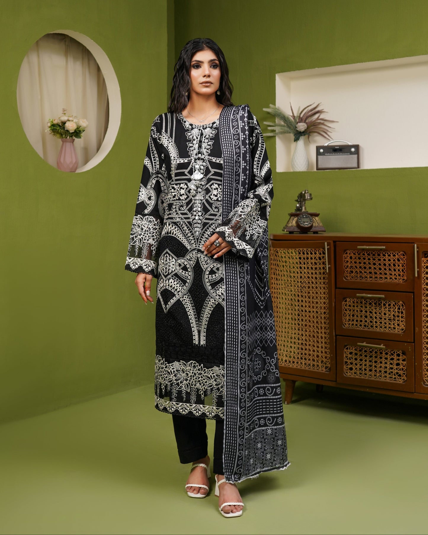 Munira 7 Chic Dhanak Deep Black