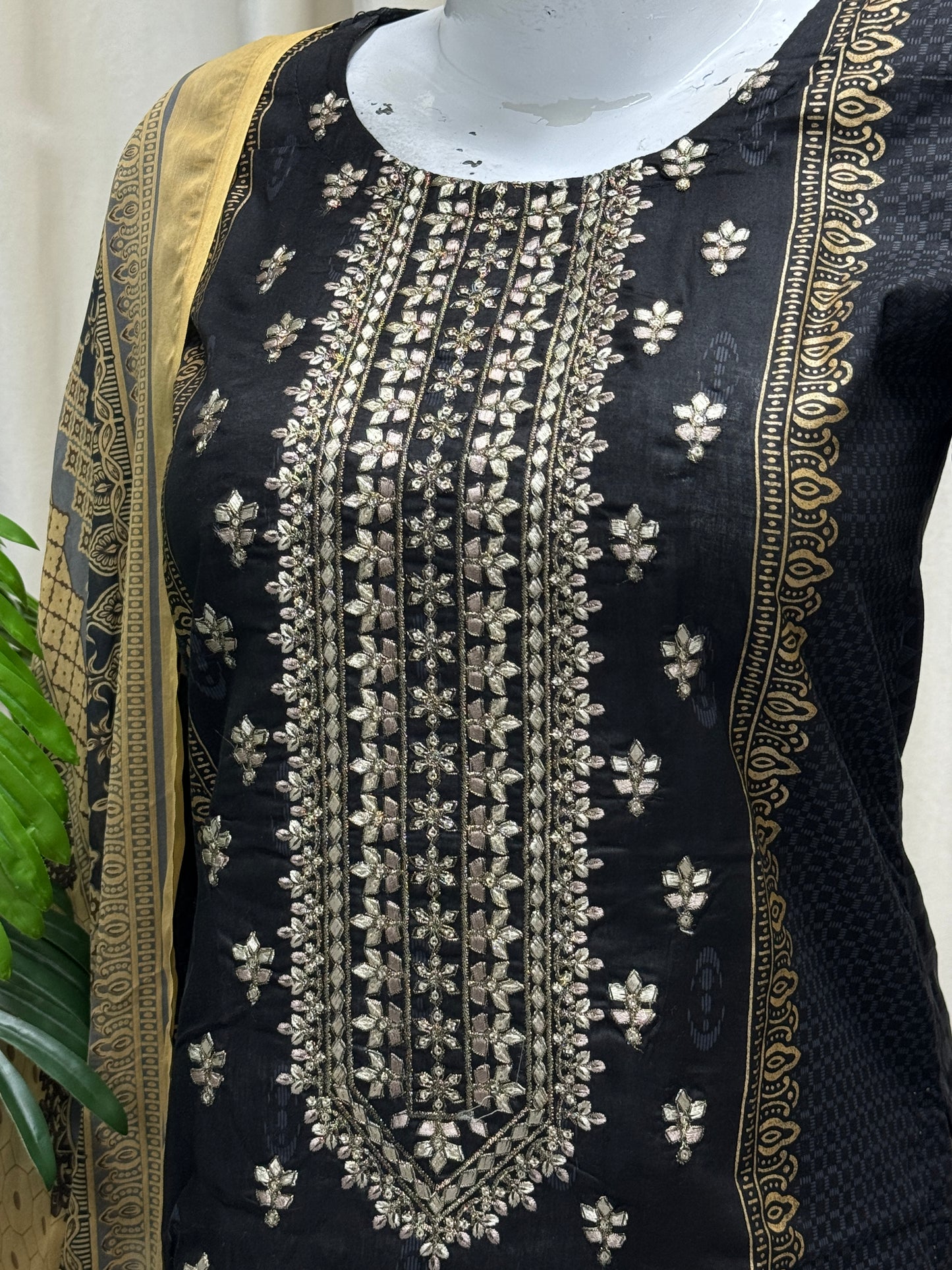 HM Lawn - Chiffon Dupatta 255 Black