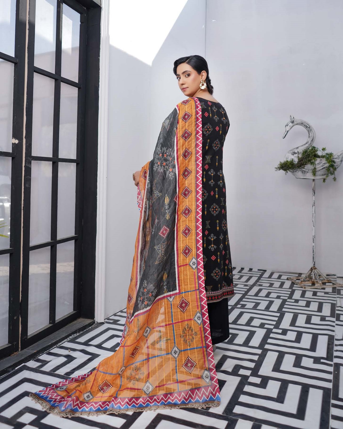 Munira Dhoop Kinaray MSL 06 Black