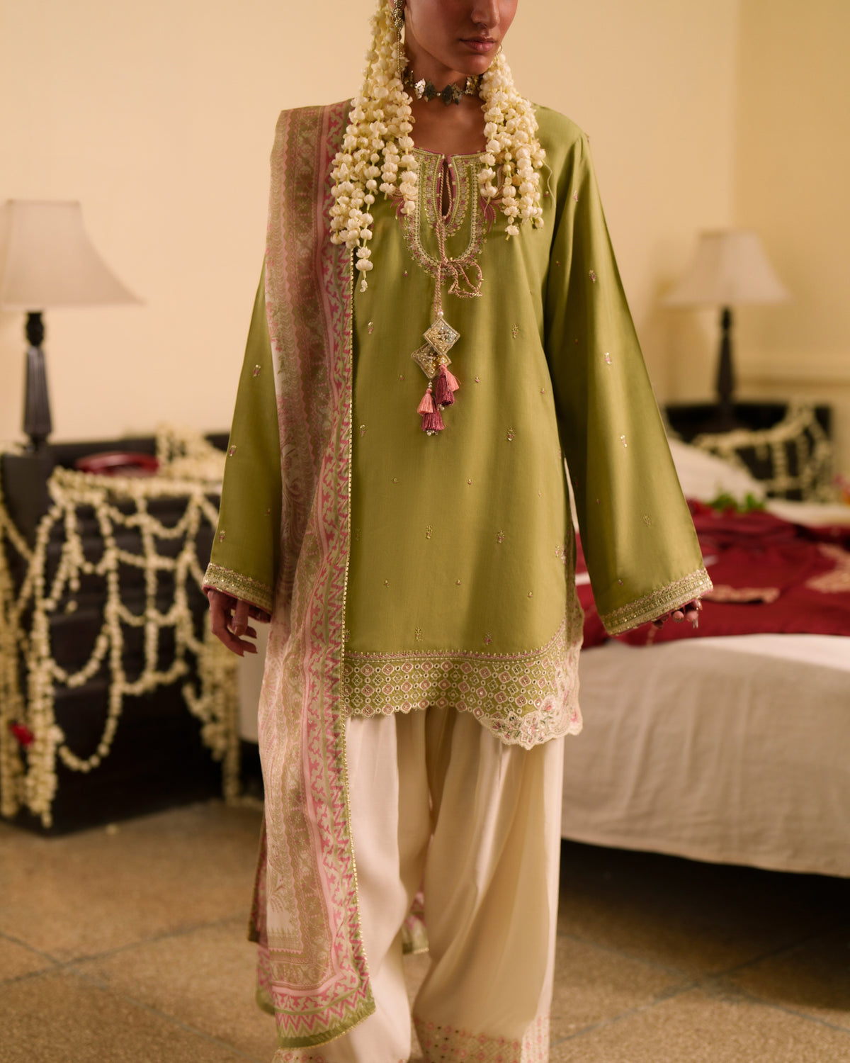 Chand Bali Husn e Baharan Pista & White