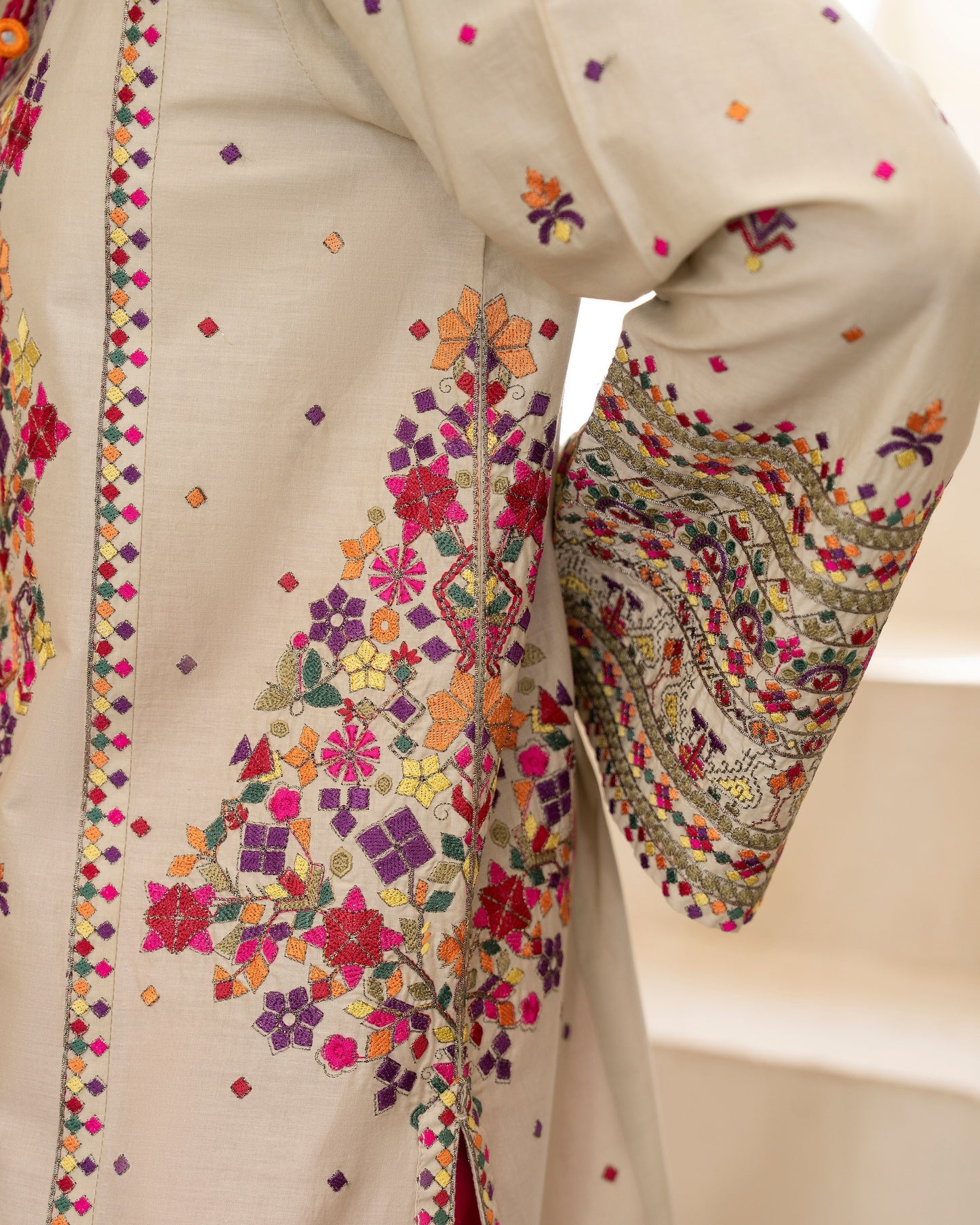 Karma Tabeer 1565 Sandstone Bloom