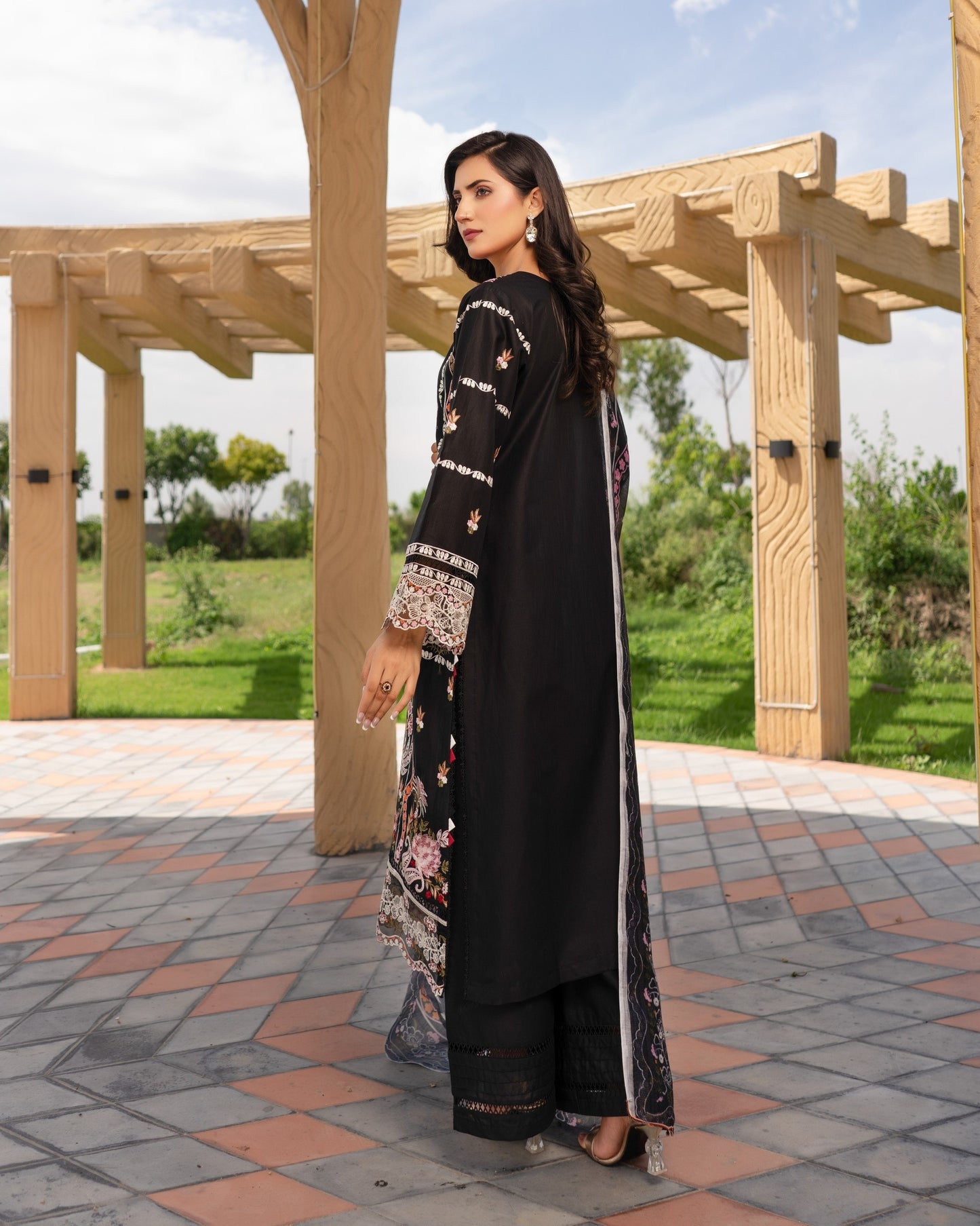 Munira Primrose 04 Edit Black