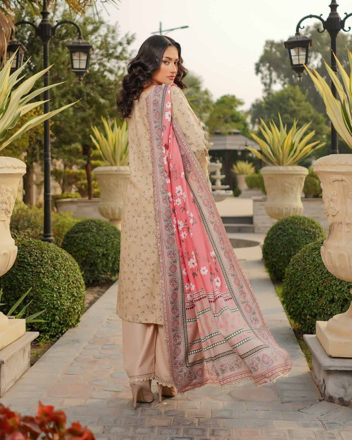 Munira Muam Dhanak 04 Cream