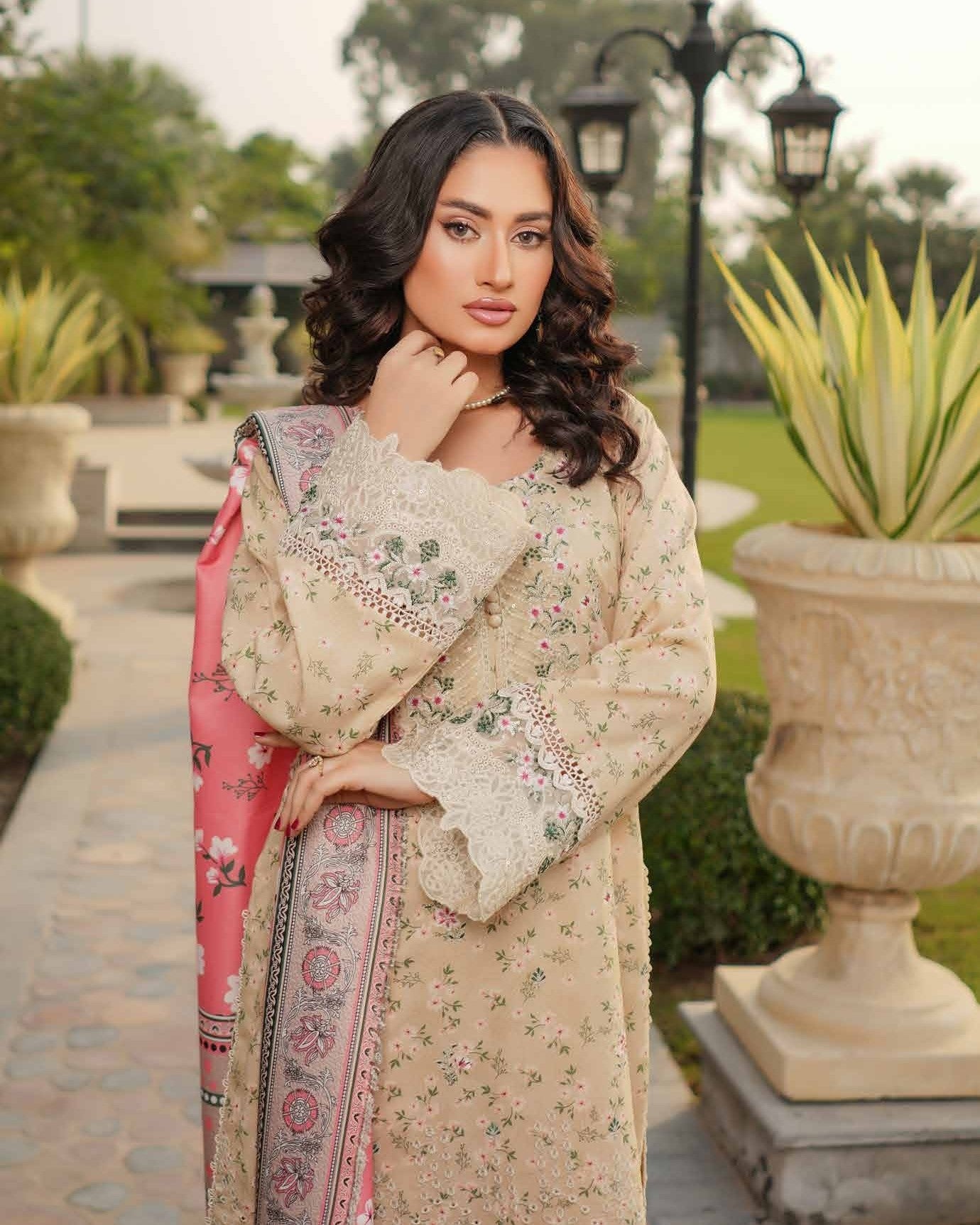 Munira Muam Dhanak 04 Cream