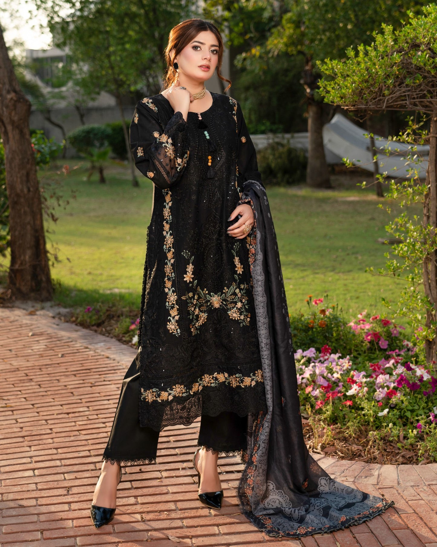 Munira Samaa 02 Black