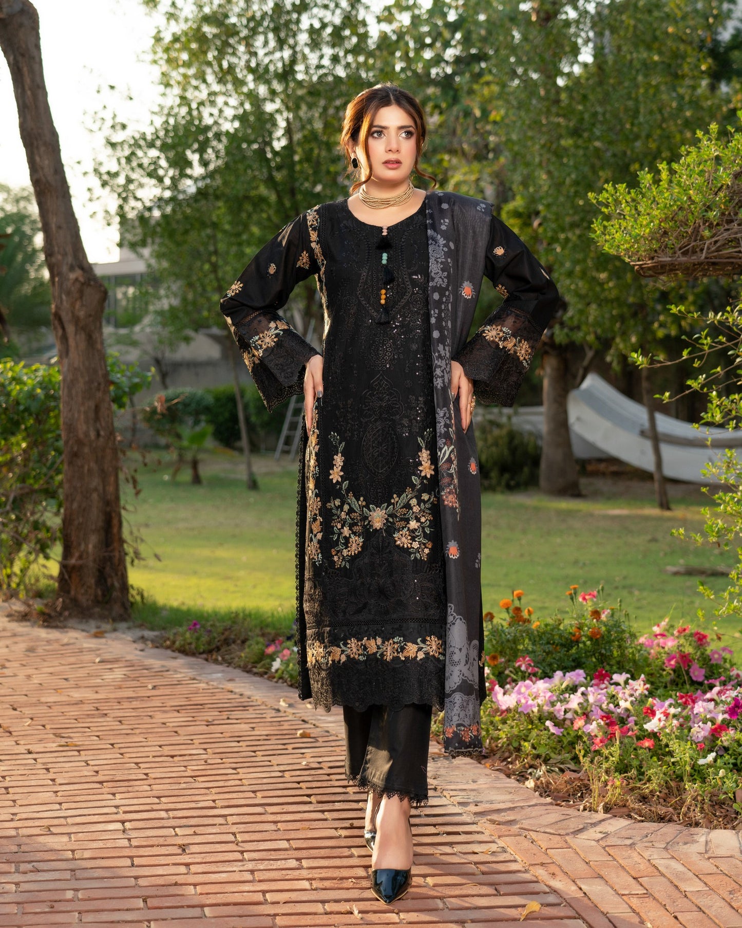 Munira Samaa 02 Black