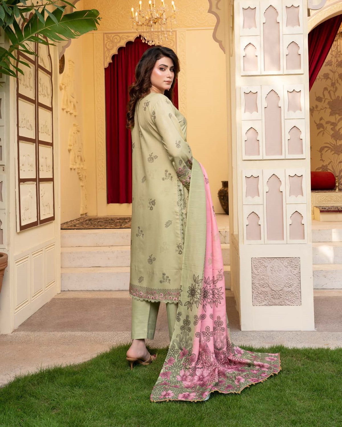 Munira Apsara 02 Pista
