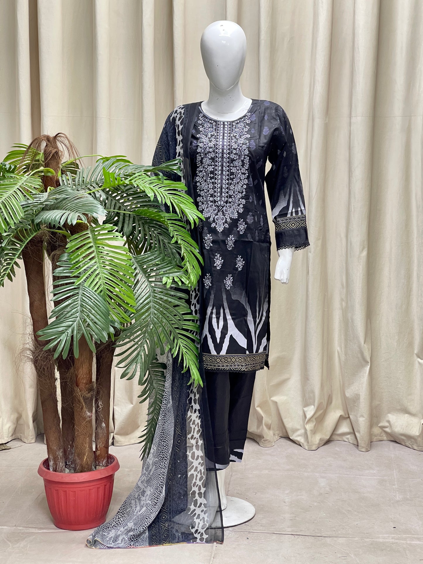 HM Lawn - Chiffon Dupatta 215 Black